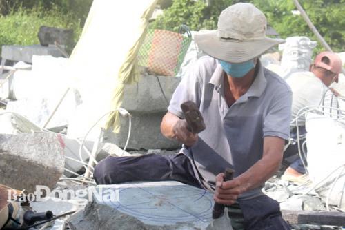 Thợ đá Bửu Long vẫn say nghề